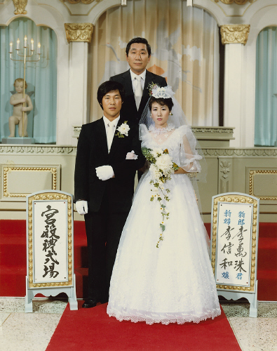 1982년 10월 16일 당시 삼성 선수로 뛰던 이만수(왼쪽)의 결혼식 사진. 이용일 KBO 사무총장(가운데)이 주례를 맡았다. 중앙포토
