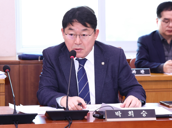 박희승 더불어민주당 의원이 지난 1월 10일 서울 여의도 국회에서 열린 법제사법위원회 법안심사제1소위원회에서 보건복지위원회에서 법제사법위원회로 사보임된 것에 대해 소회를 밝히고 있다. 뉴스1