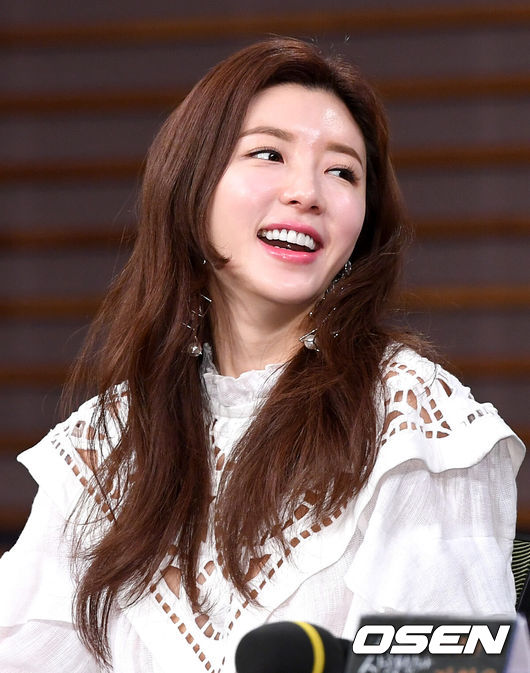 [OSEN=최규한 기자] 배우 박한별이 21일 오후 서울 상암동 MBC에서 열린 새 주말드라마 ‘슬플 때 사랑한다’ 제작발표회에 참석해 미소짓고 있다. /dreamer@osen.co.kr