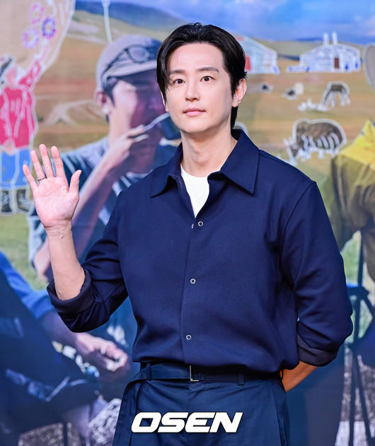[OSEN=지형준 기자] 15일 오후 서울 상암동 MBC에서 MBC 새예능'지구를닦는남자들'(약칭'지닦남') 제작발표회가 열렸다.이날 첫 방송되는 '지구를닦는남자들'은없으면없는대로떠나는여행을통해환경을돌아보는신개념ESG향여행프로그램이다. 소비를줄이는것이쓰레기를줄이는것이라외치는'쓰레기아저씨'김석훈의세계관에서기획된프로그램으로,맏형김석훈과함께'세상깔끔남'권율,'중고마니아'임우일,'황금막내'신재하,'오지전문유튜버'노마드션이합류했다.배우 권율이 포즈를 취하고 있다. 2024.10.15 / jpnews@osen.co.kr