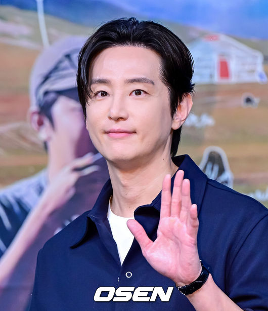 [OSEN=지형준 기자] 15일 오후 서울 상암동 MBC에서 MBC 새예능'지구를닦는남자들'(약칭'지닦남') 제작발표회가 열렸다.이날 첫 방송되는 '지구를닦는남자들'은없으면없는대로떠나는여행을통해환경을돌아보는신개념ESG향여행프로그램이다. 소비를줄이는것이쓰레기를줄이는것이라외치는'쓰레기아저씨'김석훈의세계관에서기획된프로그램으로,맏형김석훈과함께'세상깔끔남'권율,'중고마니아'임우일,'황금막내'신재하,'오지전문유튜버'노마드션이합류했다.배우 권율이 포즈를 취하고 있다. 2024.10.15 / jpnews@osen.co.kr