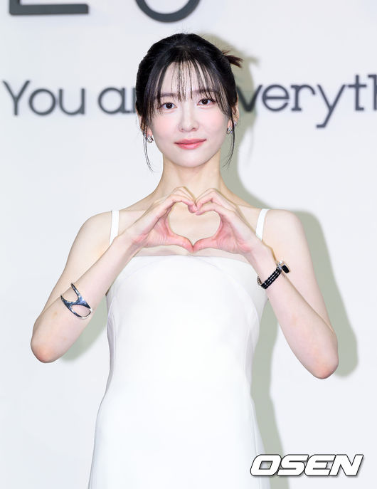 실버톤 액세서리를 착용해 화이트 드레스와 조화 강조