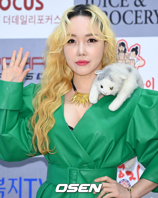 [OSEN=조은정 기자] 20일 오후 서울 양천구 대한민국예술인센터에서 '2021 한류문화대상 시상식'이 열렸다. 팝아티스트 낸시랭이 포즈를 취하고 있다. 2021.12.20 /cej@osen.co.kr