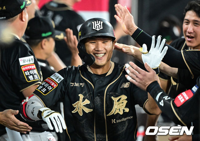[OSEN=수원, 조은정 기자]9일 오후 수원 KT 위즈 파크에서 ‘2025 신한 SOL BANK KBO리그’ KT 위즈와 두산베어스의 경기가 열렸다. 이날 경기 KT는 소형준을, 두산은 곽빈을 선발투수로 내세웠다.3회말 1사 1루에서 KT 안치영이 역전 투런 홈런을 날린 뒤 더그아웃에서 축하를 받고 있다. 2025.09.09 /cej@osen.co.kr