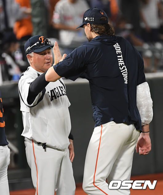 [OSEN=부산, 이석우 기자] 9일 부산 사직야구장에서 2025 신한 SOL 뱅크 KBO 리그 롯데 자이언츠와 한화 이글스의 경기가 열렸다. 홈팀 롯데는 박세웅이, 방문팀 한화는 와이스가 선발 출전했다.한화 이글스 김경문 감독이 롯데 자이언츠에 9-1로 승리한 후 와이스와 하이파이브를 하고 있다. 2025.09.09 / foto0307@osen.co.kr