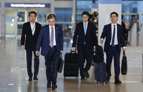 조현 외교부 장관(왼쪽 둘째)이 8일 오후 미 조지아주 이민당국 구금시설에 갇혀있는 한국인 석방 문제를 협의하기 위해 인천국제공항 2터미널을 통해 출국하고 있다. 김경록 기자