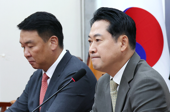 장동혁 국민의힘 대표(오른쪽)가 9일 국회에서 열린 정청래 더불어민주당 대표 교섭단체 대표연설 관련 입장을 발표 중 굳은 표정을 하고 있다. 임현동 기자