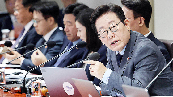  이재명 대통령이 9일 오후 서울 용산 대통령실에서 열린 제41회 국무회의에서 참석한 국무위원들에게 질문을 하고 있다. 대통령실사진기자단
