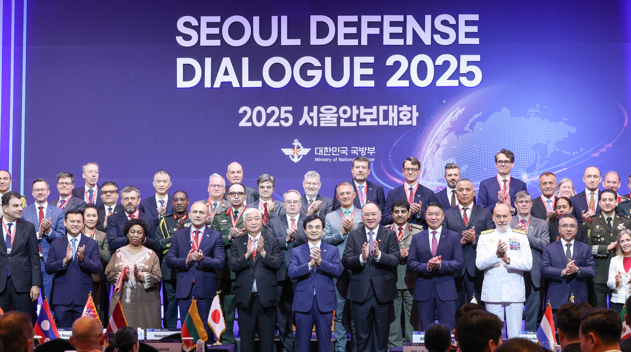  안규백 국방부 장관과 나카타니 겐 일본 방위상을 비롯한 각국 고위급 국방관료들이 9일 서울 중구 롯데호텔에서 열린 2025 서울안보대화 개회식에서 기념촬영을 하고 있다. 연합뉴스