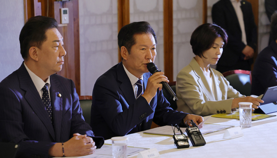 더불어민주당 정청래 대표(가운데)가 7일 서울 종로구 삼청동 국무총리 서울공관에서 열린 제3차 고위당정협의회에서 인사말을 하고 있다. 장진영 기자