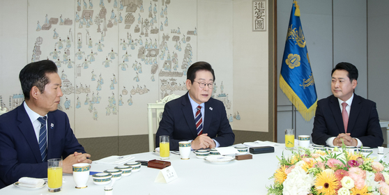 이재명 대통령이 8일 오전 서울 용산 대통령실에서 정청래 더불어민주당 대표, 장동혁 국민의힘 대표와 가진 여야 오찬 회동에서 모두발언을 하고 있다. 대통령실사진기자단