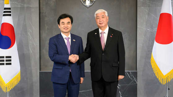 안규백 국방부 장관과 '2025 서울안보대화'(SDD) 참석차 한국을 방문한 나카타니 겐 일본 방위상이 8일 서울 용산구 국방부 청사에서 기념 촬영하고 있다. 국방부 제공=연합뉴스