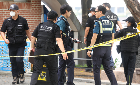 2일 대구 수성구 수성못 인근에서 현역 육군 대위가 총상을 입고 사망한 채 발견된 가운데 사건 현장에서 육군수사단, 경찰 과학수사대 등이 현장조사를 벌이고 있다. 연합뉴스