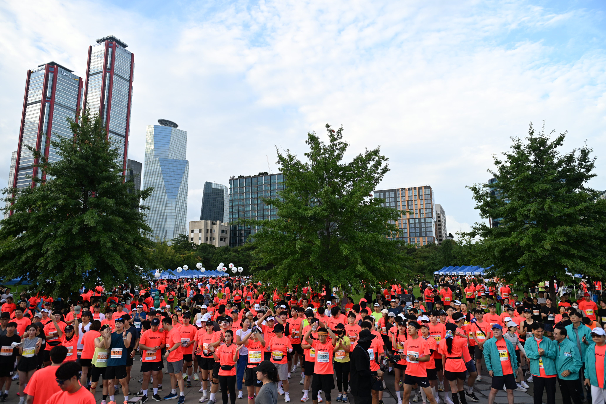 5000여명의 마라톤 참가자들이 모여있는 풍경