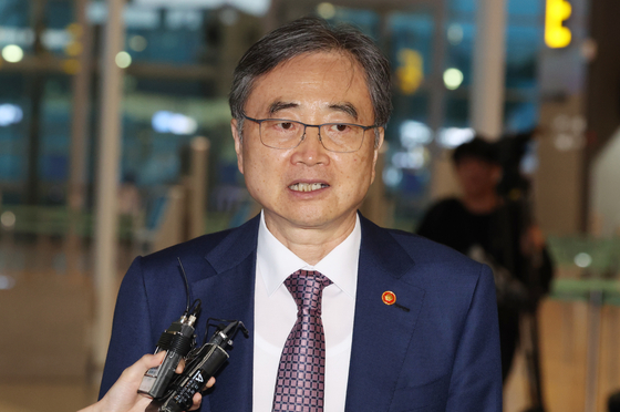 조현 외교부 장관이 8일 오후 인천공항에서 미국 이민 당국의 한국인 노동자 구금 관련 협의를 위해 미국 워싱턴 D.C로 출국 하고 있다. 뉴스1