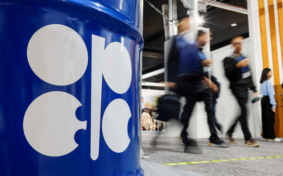 석유수출국기구(OPEC_과 러시아 등 비회원국으로 구성된 OPEC+ 소속 8개국이 7개월 연속 원유 생산량을 늘리기로 합의했다. 연합뉴스