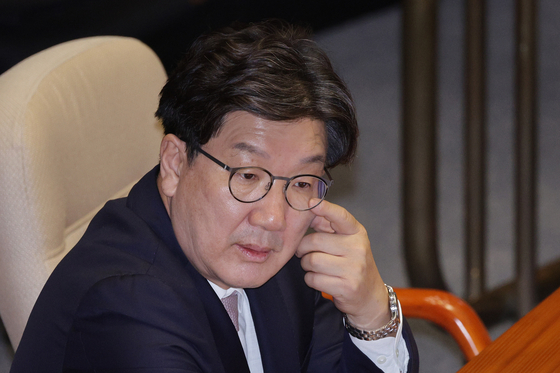 권성동 국민의힘 의원이 9일 오전 서울 여의도 국회에서 열린 제429회국회(정기회) 제2차 본회의에서 생각에 잠겨 있다. 뉴스1
