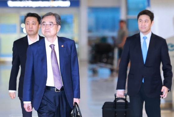 조현 외교부 장관이 8일 인천국제공항 제2여객터미널을 통해 미국으로 출국하는 모습. 연합뉴스