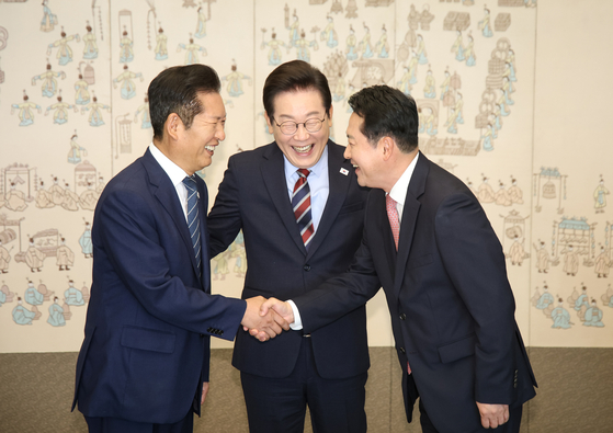 이재명 대통령이 8일 오전 서울 용산 대통령실에서 더불어민주당 정청래 대표, 국민의힘 장동혁 대표와 오찬 회동을 갖기 전 인사를 하고 있다. 대통령실사진기자단