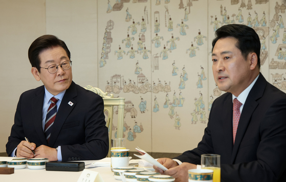 국민의힘 장동혁 대표가 8일 오전 서울 용산 대통령실에서 이재명 대통령, 정청래 더불어민주당 대표와 가진 여야 오찬 회동에서 모두발언을 하고 있다. 대통령실사진기자단 