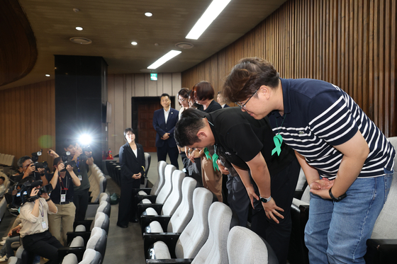 지난달 27일 서울 여의도 국회 본회의에서 오송 지하차도 참사 진상규명과 재발방지 대책마련을 위한 국정조사계획서 승인의 건이 가결되자 유가족이 인사하고 있다. 연합뉴스
