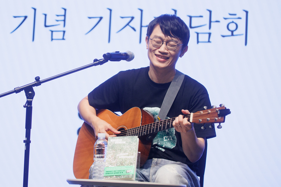 『열심히 대충 쓰는 사람』의 출간을 맞아 2일 서울 원서동에서 연 기자간담회에서 노래하는 ‘브로콜리너마저’의 윤덕원. [연합뉴스]