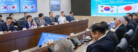 안규백 국방부 장관과 '2025 서울안보대화'(SDD) 참석차 한국을 방문한 나카타니 겐 일본 방위상이 8일 서울 용산구 국방부 청사에서 열린 한일 국방장관 회담에 참석해 있다. 일본 방위상이 한국을 방문해 서울에서 한일 국방장관회담이 열리는 것은 2015년 이후 10년 만이다. 국방부 제공=연합뉴스