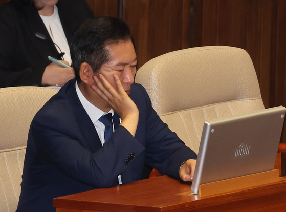 더불어민주당 정청래 대표가 10일 서울 여의도 국회 본회의에서 국민의힘 송언석 원내대표의 교섭단체 대표 연설을 듣고 있다. 연합뉴스 