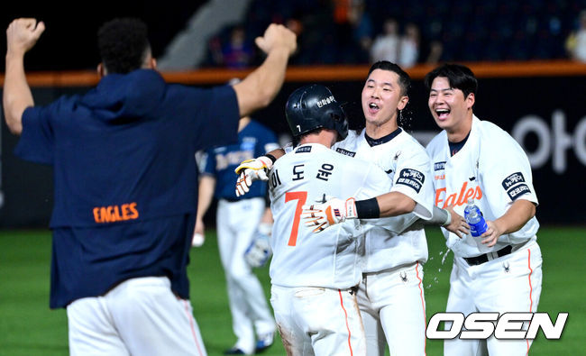 [OSEN=대전, 최규한 기자] 한화 황영묵이 끝내기 안타를 날리고 동료들과 환호하고 있다. 2025.09.03 / dreamer@osen.co.kr