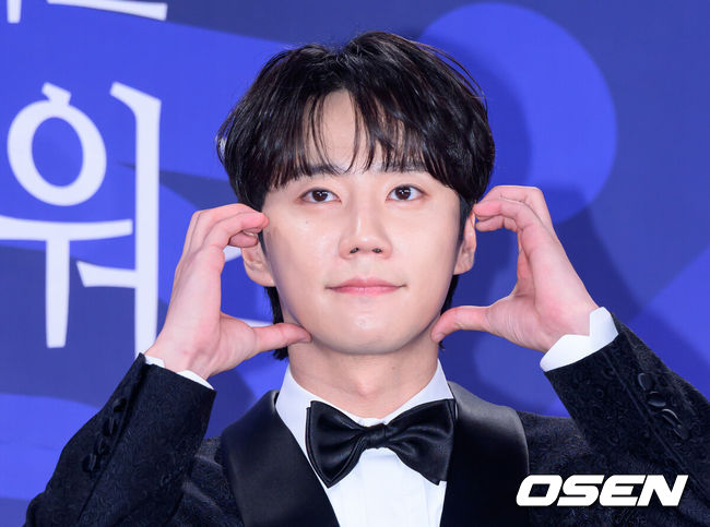 [OSEN=이대선 기자] 제4회 청룡시리즈어워즈 레드카펫 및 포토월 행사가 18일 인천 파라다이스시티에서 열렸다.청룡시리즈어워즈는 2022년 대한민국 최초로 시도된 오리지널 스트리밍 시리즈를 대상으로 하는 시상식이다. 사회는 전현무와 임윤아로 4년 연속 호흡을 맞춘다.배우 이준영이 레드카펫을 밟고 있다. 2025.07.18 /sunday@osen.co.kr