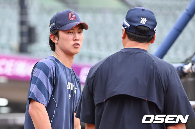 [OSEN=부산, 이석우 기자] 10일 부산 사직야구장에서 2025 신한 SOL 뱅크 KBO 리그 롯데 자이언츠와 한화 이글스의 경기가 열렸다. 홈팀 롯데는 감보아가, 방문팀 한화는 류현진이 선발 출전했다.롯데 자이언츠 전민재가 타격 훈련을 하며 이병규 코치와 얘기하고 있다. 2025.09.10 / foto0307@osen.co.kr