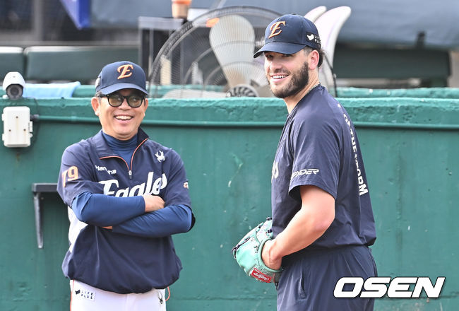 [OSEN=부산, 이석우 기자] 10일 부산 사직야구장에서 2025 신한 SOL 뱅크 KBO 리그 롯데 자이언츠와 한화 이글스의 경기가 열렸다. 홈팀 롯데는 감보아가, 방문팀 한화는 류현진이 선발 출전했다.한화 이글스 폰세가 불펜투구 도중 양상문 코치와 함께 웃고 있다. 2025.09.10 / foto0307@osen.co.kr