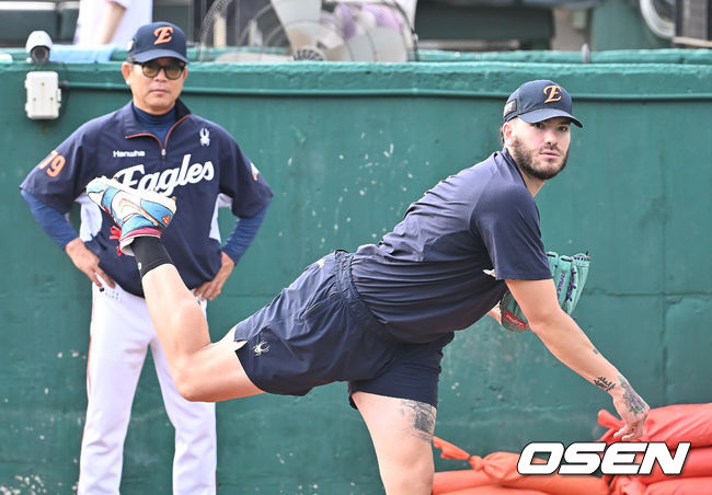[OSEN=부산, 이석우 기자] 10일 부산 사직야구장에서 2025 신한 SOL 뱅크 KBO 리그 롯데 자이언츠와 한화 이글스의 경기가 열렸다. 홈팀 롯데는 감보아가, 방문팀 한화는 류현진이 선발 출전했다.한화 이글스 폰세가 양상문 코치가 비켜보는 가운데 불펜 투구를 하고 있다. 2025.09.10 / foto0307@osen.co.kr