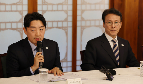 강훈식 대통령 비서실장(왼쪽)이 7일 서울 종로구 삼청동 국무총리 서울공관에서 열린 제3차 고위당정협의회에서 발언하고 있다. 오른쪽은 김민석 국무총리. 장진영 기자.