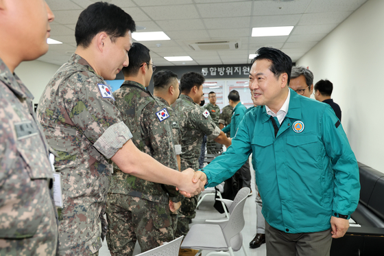 장동혁 국민의힘 대표가 9일 강원도 강릉시청에서 가뭄대응 현장 관계자들을 격려하고 있다. 뉴스1