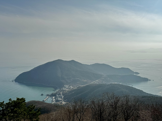 부산시 강서구 가덕도의 최고봉인 연대봉(459m)에서 바라본 가덕도신공항 부지. 왼쪽이 대항 새바지마을, 오른쪽이 대항마을, 바로 뒤 국수봉(269m) 자락 너머가 외항포마을인데, 이 세 곳 모두 사라진다. 국수봉과 가덕도 최남단의 남산도 깎여나간다. [중앙포토]
