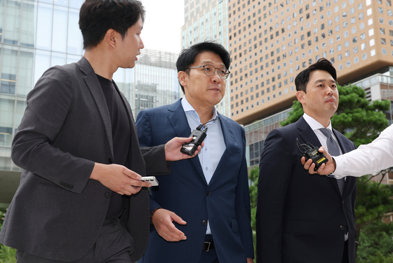 '공천개입 의혹' 당사자인 김상민 전 검사가 지난 9일 종로구에 마련된 김건희특검 사무실에 출석하고 있다. 연합뉴스