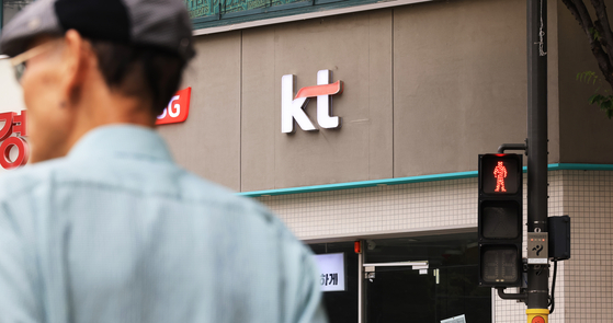 9일 한 시민이 서울 kt 판매점 앞을 지나고 있다. kt 가입자들의 집단 소액결제 피해가 발생한 가운데 이번 사건이 결제 카드 정보 도난 등 2차 피해로 이어질 수 있다는 전문가 경고가 나왔다. 연합뉴스