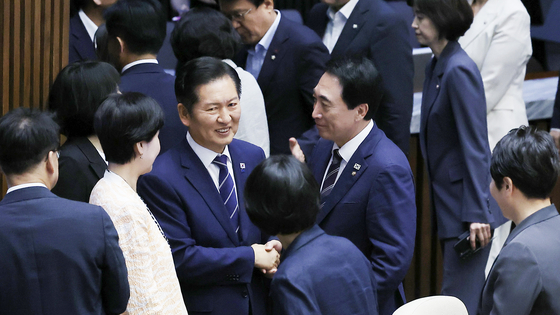 정청래 더불어민주당 대표(가운데)가 9일 오전 국회에서 열린 본회의에서 교섭단체 대표연설을 마친 뒤 박수현 의원 등과 인사하고 있다. 임현동 기자
