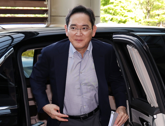 이재용 삼성전자 회장이 지난달 24일 오후 서울 강서구 김포비즈니스항공센터에서 한미 정상회담 경제사절단 동행을 위해 미국으로 출국하고 있다. 뉴스1