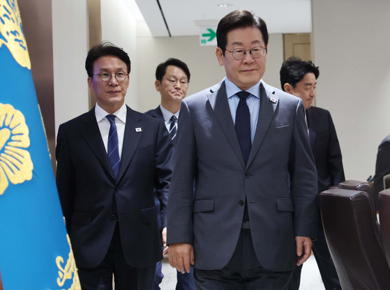 이재명 대통령이 9일 오후 서울 용산 대통령실에서 열린 제41회 국무회의를 주재하기 위해 입장하고 있다.대통령실사진기자단 
