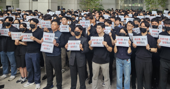 9일 조직개편에 반발한 금융감독원 직원 700여 명이 검은색 옷을 맞춰 입고, 금감원 1층 로비에서 시위를 벌이고 있다. 김남준 기자