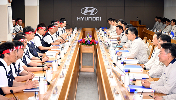 현대자동차 노사 관계자들이 지난 6월 현대차 울산공장 본관 동행룸에서 '2025년 임금 및 단체협상 교섭 상견례'를 하고 있다. 자료 현대차