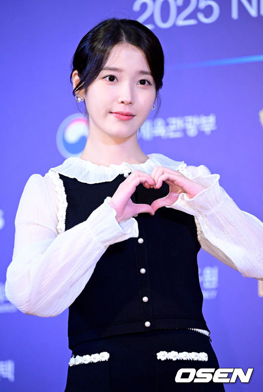 [OSEN=최규한 기자] 28일 오후 서울 소공동 롯데호텔에서 ‘2025 뉴시스 한류엑스포’ 행사가 열렸다.이날 행사에는 아이유, 이정재, 이준혁, 이주빈, 에이티즈, 피원하모니, 스테이씨, 비트펠라하우스, 추영우, 키키, 황가람, 리센느 등이 참석했다.가수 겸 배우 아이유가 포토타임을 하고 있다. 2025.08.28 / dreamer@osen.co.kr