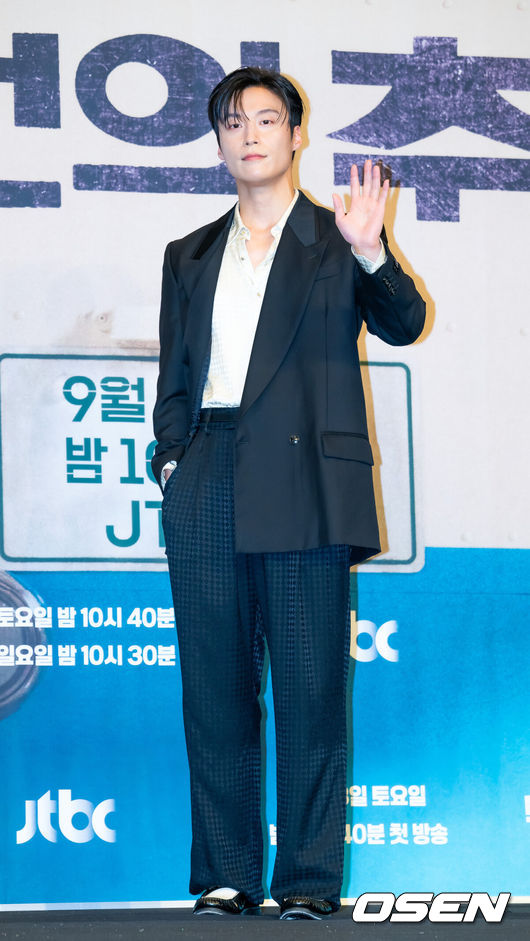 [OSEN=민경훈 기자] 11일 오후 서울 구로구 신도림동 더링크서울 호텔에서 JTBC 새 토일드라마 '백번의 추억' 제작발표회가 열렸다.오는13일첫 방송되는 '백번의 추억'(극본 양희승·김보람, 연출 김상호)은 100번 버스의 안내양 고영례(김다미 분)와 서종희(신예은 분)의 빛나는 우정,그리고 두 친구의 운명적 남자 한재필(허남준 분)을 둘러싼 애틋한 첫사랑을 그린 뉴트로 청춘 멜로 드라마다배우 허남준이 포토타임을 갖고 있다. 2025.09.11 /rumi@osen.co.kr