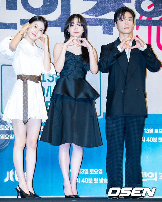 [OSEN=민경훈 기자] 11일 오후 서울 구로구 신도림동 더링크서울 호텔에서 JTBC 새 토일드라마 '백번의 추억' 제작발표회가 열렸다.오는13일첫 방송되는 '백번의 추억'(극본 양희승·김보람, 연출 김상호)은 100번 버스의 안내양 고영례(김다미 분)와 서종희(신예은 분)의 빛나는 우정,그리고 두 친구의 운명적 남자 한재필(허남준 분)을 둘러싼 애틋한 첫사랑을 그린 뉴트로 청춘 멜로 드라마다배우 신예은, 김다미, 허남준이 포토타임을 갖고 있다. 2025.09.11 /rumi@osen.co.kr