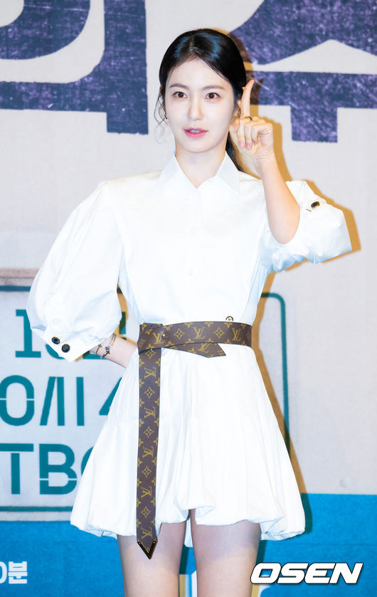 [OSEN=민경훈 기자] 11일 오후 서울 구로구 신도림동 더링크서울 호텔에서 JTBC 새 토일드라마 '백번의 추억' 제작발표회가 열렸다.오는13일첫 방송되는 '백번의 추억'(극본 양희승·김보람, 연출 김상호)은 100번 버스의 안내양 고영례(김다미 분)와 서종희(신예은 분)의 빛나는 우정,그리고 두 친구의 운명적 남자 한재필(허남준 분)을 둘러싼 애틋한 첫사랑을 그린 뉴트로 청춘 멜로 드라마다배우 신예은이 포토타임을 갖고 있다. 2025.09.11 /rumi@osen.co.kr