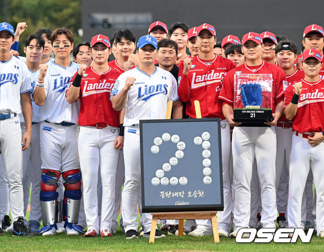 [OSEN=광주, 이대선 기자] 11일 오후 대구 삼성라이온즈파크에서 2025 신한 SOL Bank KBO리그 삼성 라이온즈와 SSG 랜더스의 경기가 열렸다.삼성은 후라도, SSG은 화이트를 선발 투수로 내세웠다.경기에 앞서 삼성 오승환 은퇴 투어 행사가 열렸다.삼성 오승환이 양팀 선수들과 기념촬영을 하고 있다. 2025.09.11 /sunday@osen.co.kr