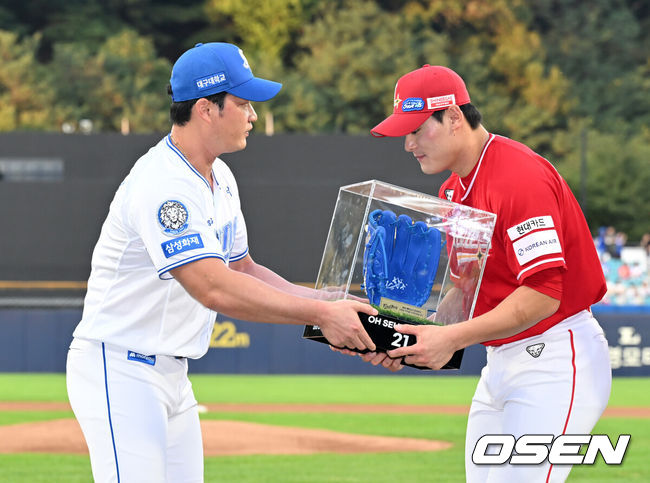 [OSEN=광주, 이대선 기자] 11일 오후 대구 삼성라이온즈파크에서 2025 신한 SOL Bank KBO리그 삼성 라이온즈와 SSG 랜더스의 경기가 열렸다.삼성은 후라도, SSG은 화이트를 선발 투수로 내세웠다.경기에 앞서 삼성 오승환 은퇴 투어 행사가 열렸다.삼성 오승환이 SSG 조병현에게 기념품을 전달하고 있다. 2025.09.11 /sunday@osen.co.kr