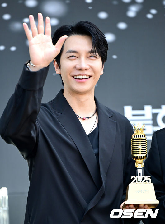 [OSEN=인천, 최규한 기자] 23일 인천 남동체육관에서 KBS 2TV '불후의 명곡' 2025 상반기 왕중왕전 레드카펫이 진행됐다.이번 왕중왕전에는 조째즈, 라포엠, 신승태&최수호, 손태진&전유진, 정준일, 알리, 소향, 허용별, 이승기&이홍기, 최정원&손승연 등이 참가한다.가수 겸 배우 이승기가 포토타임을 하고 있다. 2025.06.23 / dreamer@osen.co.kr